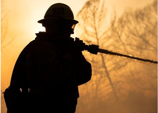 Empiezan a contener el incendio que ha forzado miles de desalojos en el oeste de EE.UU.