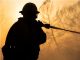 Empiezan a contener el incendio que ha forzado miles de desalojos en el oeste de EE.UU.