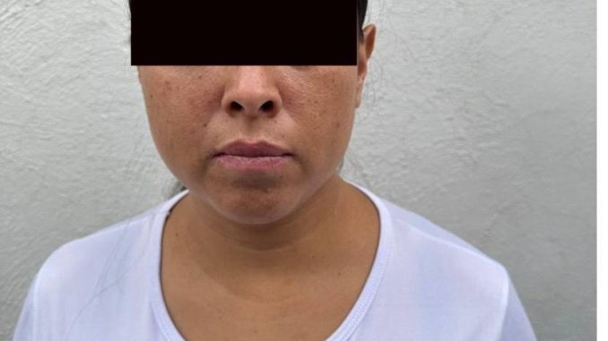 Policía municipal detiene a mujer por presunto robo tipo fardero en tienda de autoservicio