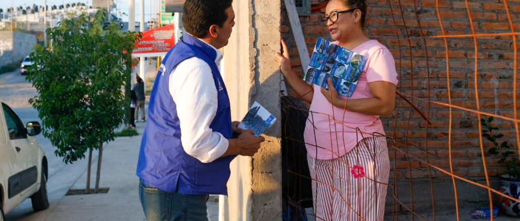 Visita Leo Montañez a vecinos del fraccionamiento Vistas del Valle
