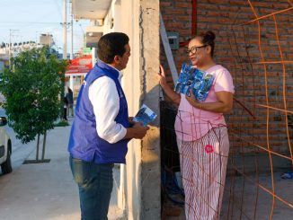 Visita Leo Montañez a vecinos del fraccionamiento Vistas del Valle