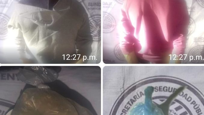 Policías del Mando Coordinado detuvieron a dos sujetos en poder de envoltorios con hierba verde y sustancia granulada