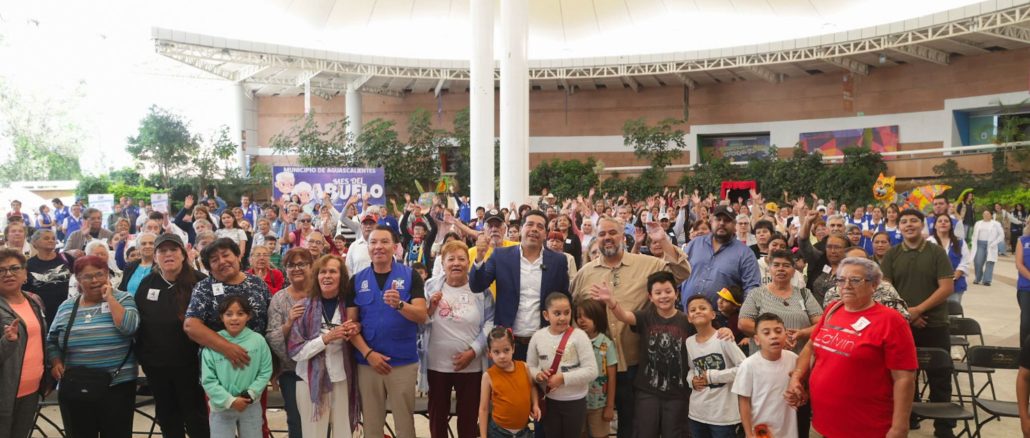 Encabeza Leo Montañez Festejo por el Día de la y el Abuelo