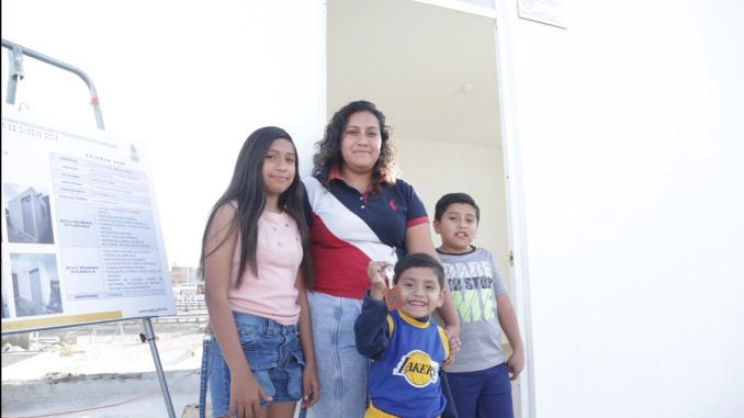 Leo Montañez mejora la calidad de vida de miles de Familias con cuartos adicionales y equipamiento para viviendas