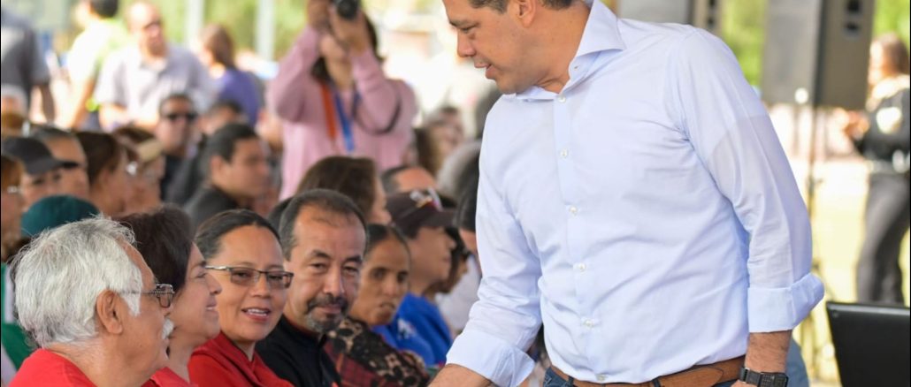 Leo Montañez cumple a vecinos de La Barranca, construirá nueva cancha de pasto sintético