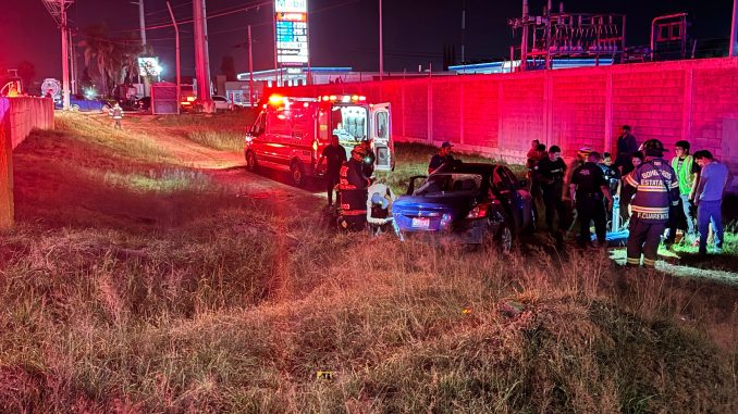 Bomberos del Estado rescataron al conductor de un vehículo que se encontraba atrapado tras protagonizar un accidente, fue trasladado al hospital en código rojo y su acompañante en verde