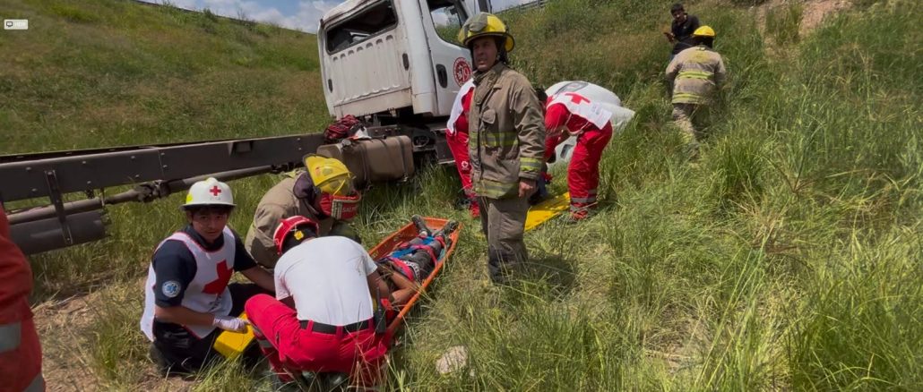 Bomberos del Estado, Policías Estatales y Paramédicos de Cruz Roja intervienen accidente tipo salida de camino en el Libramiento Carretero