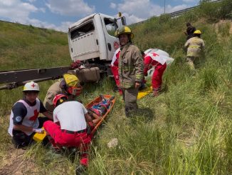 Bomberos del Estado, Policías Estatales y Paramédicos de Cruz Roja intervienen accidente tipo salida de camino en el Libramiento Carretero