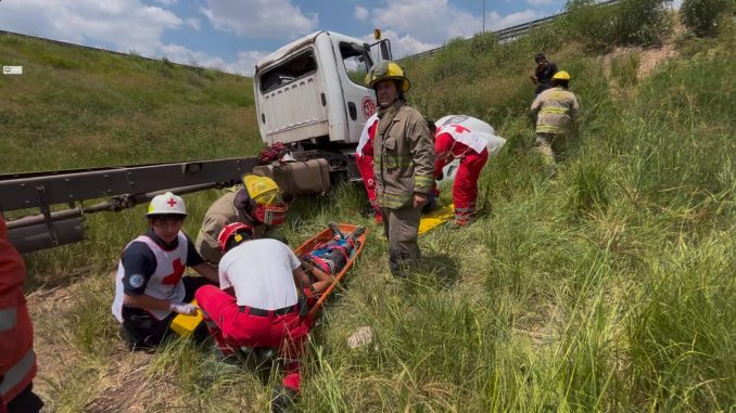 Bomberos del Estado, Policías Estatales y Paramédicos de Cruz Roja intervienen accidente tipo salida de camino en el Libramiento Carretero