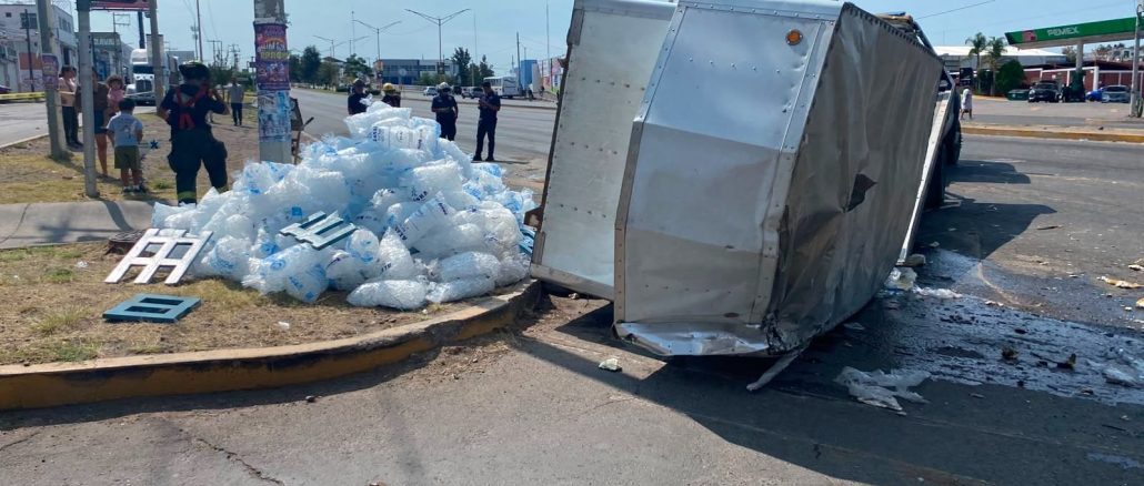 Policía Vial atiende aparatosos accidente múltiple que deja 16 personas lesionadas y un conductor es detenido