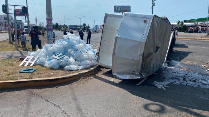 Policía Vial atiende aparatosos accidente múltiple que deja 16 personas lesionadas y un conductor es detenido