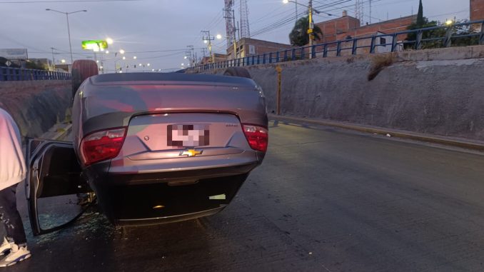 Policía Vial atiende volcadura en Av. Siglo XXI