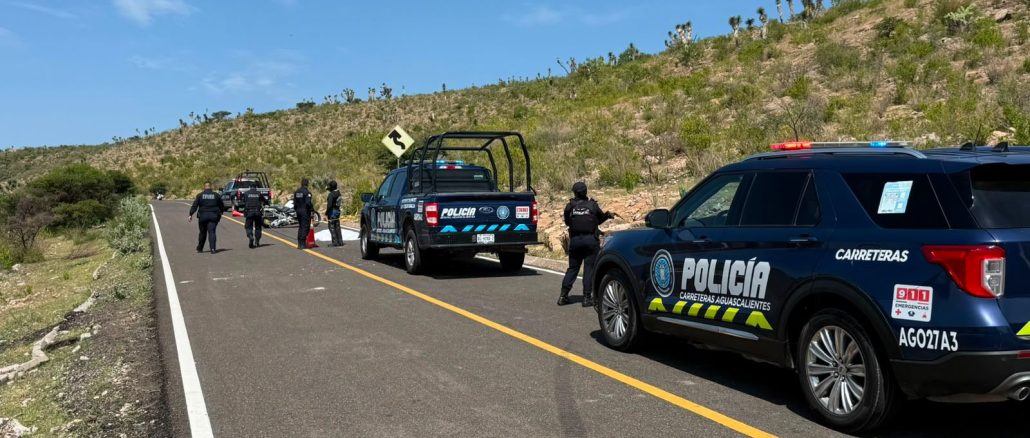 Policías Estatales de Carreteras intervienen accidente en el Municipio de San José de Gracia en el que participó un motociclista que perdió la vida