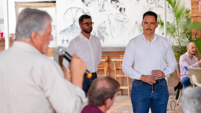Toño Martín del Campo escucha a empresarios sobre los retos que enfrentan los sectores productivos