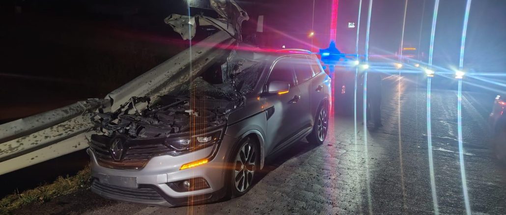 Policías Estatales intervienen accidente contra barrera metálica en la carretera estatal 42, dejó como saldo una persona lesionada