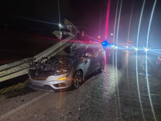 Policías Estatales intervienen accidente contra barrera metálica en la carretera estatal 42, dejó como saldo una persona lesionada