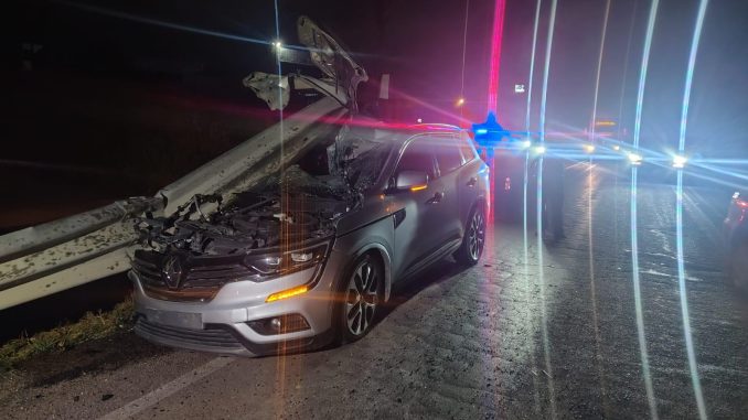 Policías Estatales intervienen accidente contra barrera metálica en la carretera estatal 42, dejó como saldo una persona lesionada