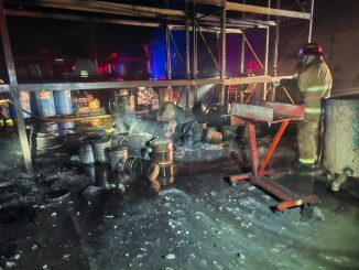 Bomberos del Estado sofocan las llamas en una fábrica de pintura ubicada el el Municipio de Cosío