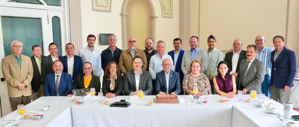 Toño Martín del Campo escucha propuestas del sector hotelero