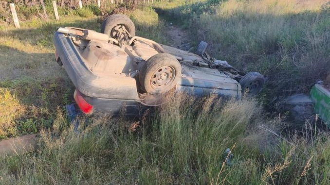 Policías Estatales intervienen en accidente tipo salida de camino en el Municipio de El Llano