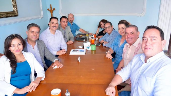Senador Toño Martín del Campo escucha propuestas del Frente Nacional de la Familia