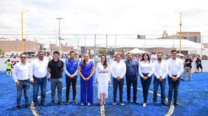 Más espacios para el deporte: Tere Jiménez encabeza la inauguración de cancha de futbol en Pabellón de Arteaga