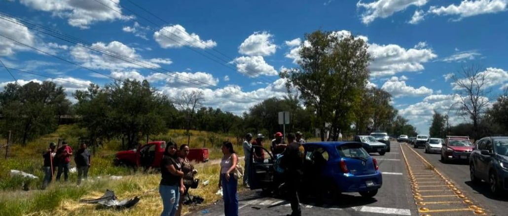 Choque frontal en la carretera estatal 42 deja saldo de dos personas lesionadas trasladadas a recibir atención médica