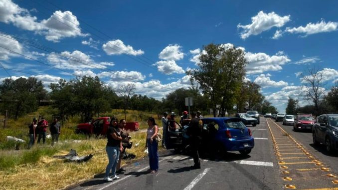 Choque frontal en la carretera estatal 42 deja saldo de dos personas lesionadas trasladadas a recibir atención médica