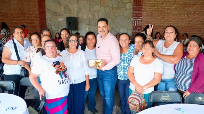 Toño Martín del Campo escucha a Mujeres Empresarias de Aguascalientes