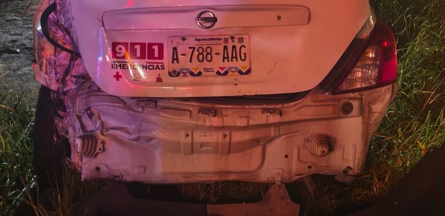 Policía Estatal de Carreteras atendieron el reporte de accidente por alcance que se registró en la carretera estatal 42, entre camión de carga y auto de alquiler