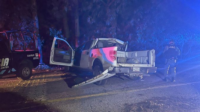 Policías Estatales en coordinación con Municipales atienden reporte de accidente contra un árbol que dejó como saldo un lesionado trasladado en código rojo al Hospital General de Calvillo