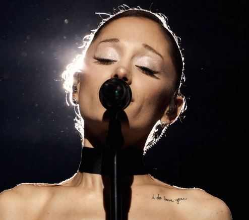 "Los amo, siempre": Ariana Grande inicia entre lágrimas la pausa en su carrera