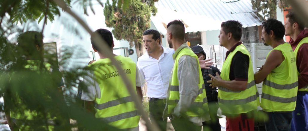 Leo Montañez fomenta la responsabilidad social y la mejora de espacios públicos a través del servicio comunitario