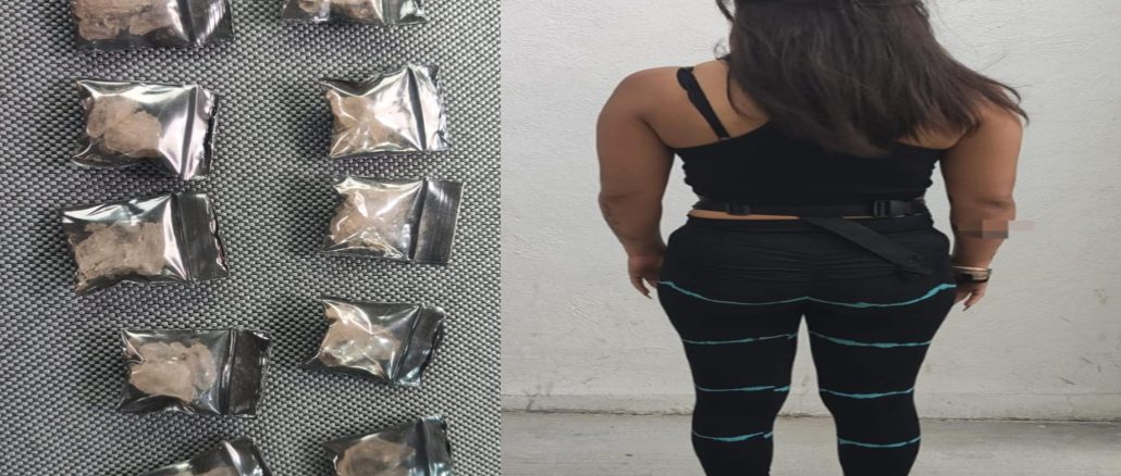 Policías Estatales detienen a una Mujer en poder de envoltorios con sustancia granulada al parecer cristal