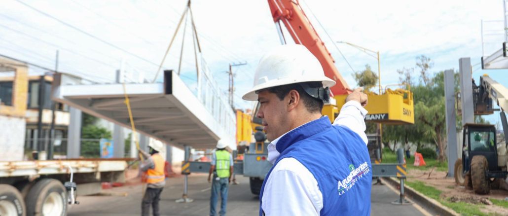 Supervisa Leo Montañez montaje de segunda estructura del Puente Peatonal de Pirules