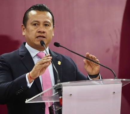 Renuncia Carlos Torres Piña como fiscal de Michoacán