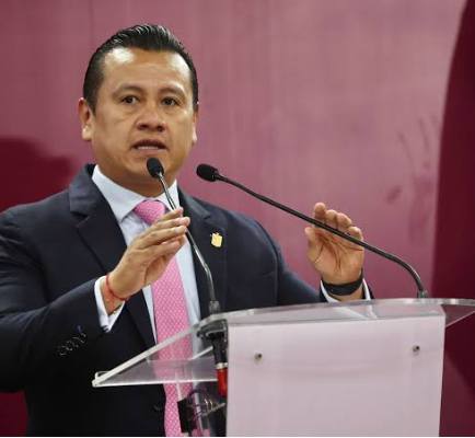 Renuncia Carlos Torres Piña como fiscal de Michoacán