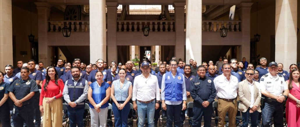 Entrega Leo Montañez nueva motobomba en el Día Nacional de Protección Civi