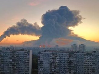 Ataque masivo de drones deja dos muertos y daña una refinería en Moscú, Rusia