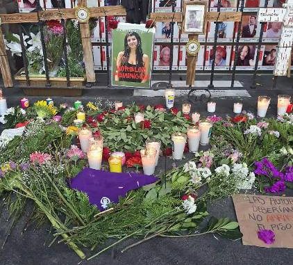 Estudiantes colocan Memorial por Claudia Tacoronte en el Palacio de Gobierno de Morelos