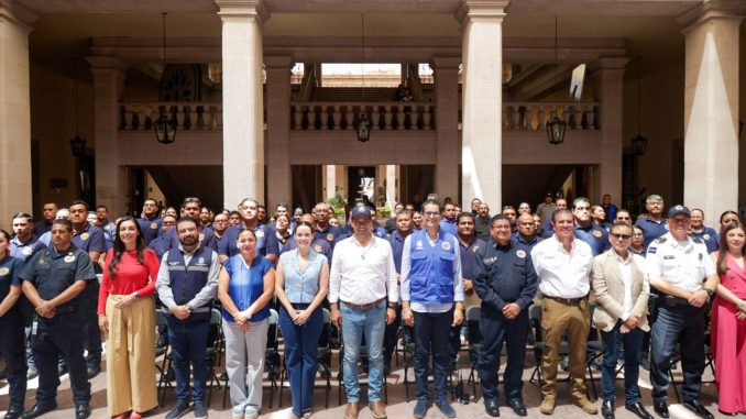 Entrega Leo Montañez nueva motobomba en el Día Nacional de Protección Civi