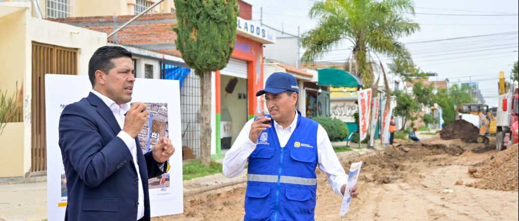 Supervisa Leo Montañez pavimentación con concreto hidráulico en calle Viñedos Rivier