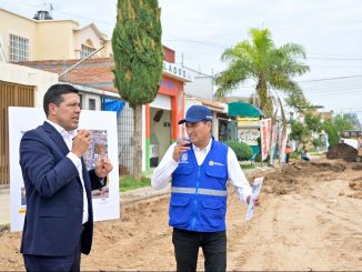 Supervisa Leo Montañez pavimentación con concreto hidráulico en calle Viñedos Rivier