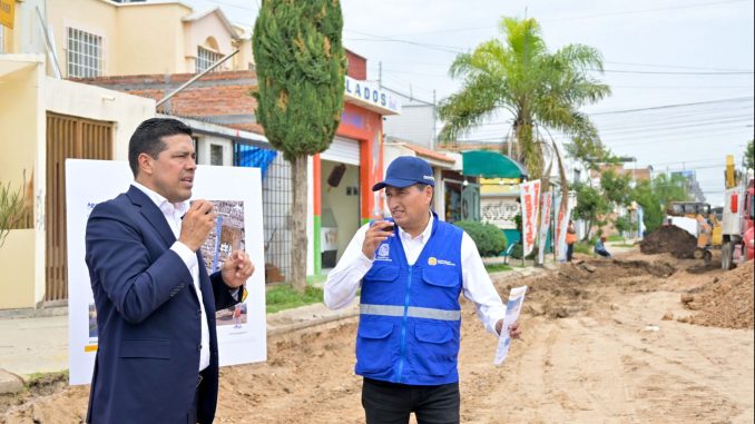 Supervisa Leo Montañez pavimentación con concreto hidráulico en calle Viñedos Rivier