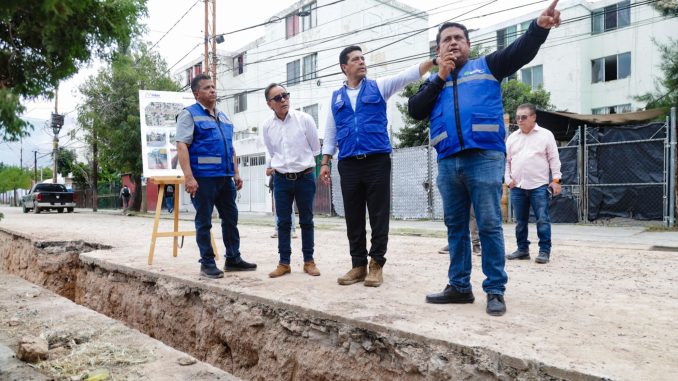 Supervisa Leo Montañez rehabilitación de red sanitaria en Pilar Blanco