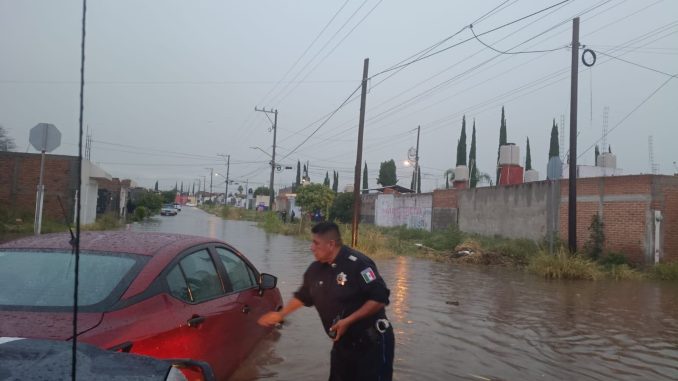Rescatan a 40 personas y tres mascotas tras fuertes lluvias en San Francisco de los Romo