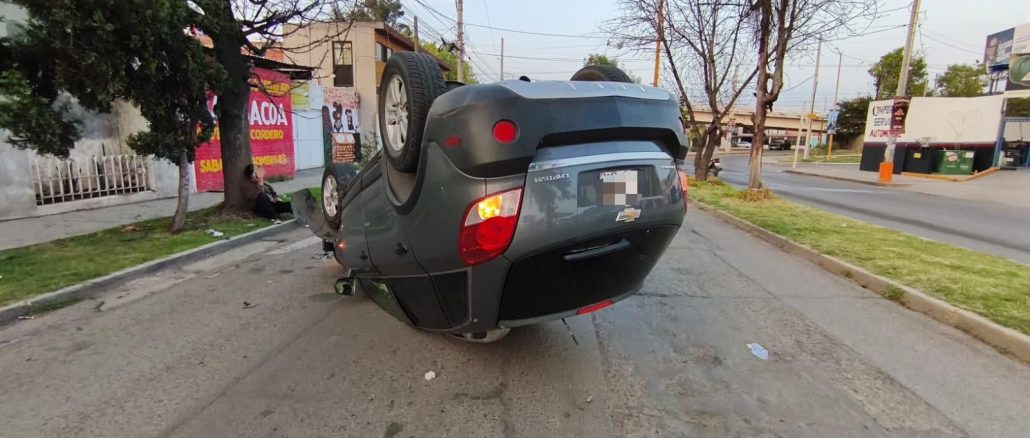 Policía Vial atiende choque con posterior volcadura en Av. Gabriela Mistral