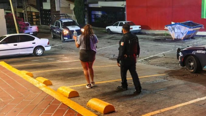 Policía Municipal atiende reporte de problema familiar a las afueras de farmacia