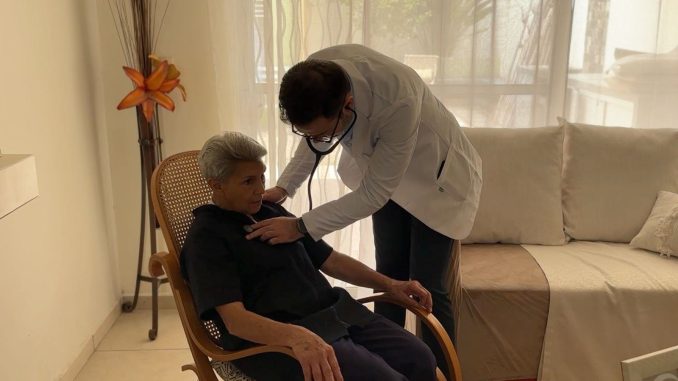 En Aguascalientes, Médico en Tú Casa lleva fisioterapia y atención hasta el hogar de quienes más lo necesitan