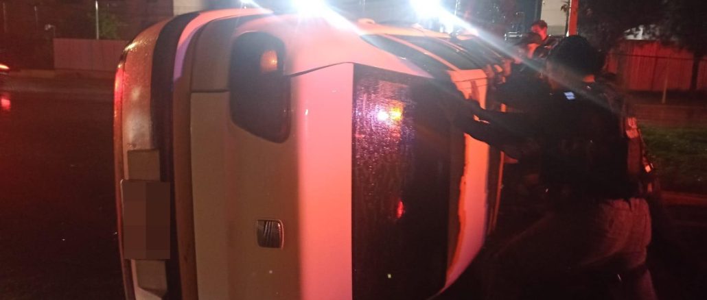 Policía Vial atiende volcadura en el fraccionamiento La Soledad